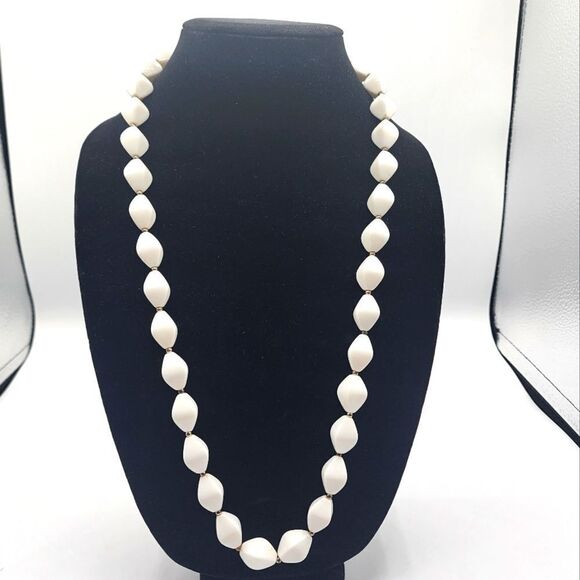 Vintage white beaded necklace - Picture 1 of 3